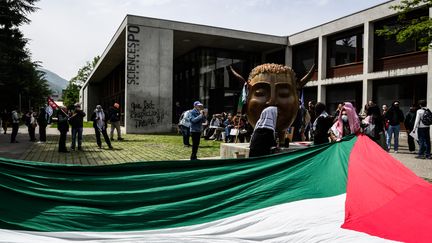 Lors d'un rassemblement propalestinien près de l'entrée du bâtiment de Sciences Po à Grenoble, le 30 avril 2024. (JEFF PACHOUD / AFP)