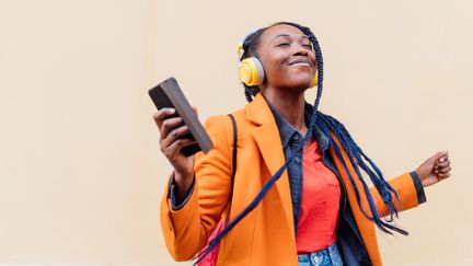 Une femme écoute de la musique à Milan, en Italie (illustration). (EUGENIO MARONGIU / GETTY IMAGES)