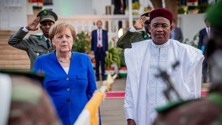 Angela Merkel à Niamey&nbsp;avec le président nigérien Mahamadou Issoufou. La chancelière allemande a entamé le 1er mai 2019 une mini tournée au Niger et au Burkina, où elle a assisté au sommet du G5-Sahel. (MICHAEL KAPPELER / DPA)