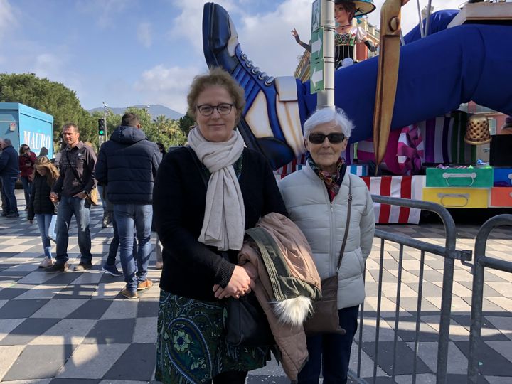 Stéphanie accompagnée de sa mère Béatrice, le 25 février 2020, à Nice (Alpes-Maritimes).&nbsp; (JULIETTE CAMPION / FRANCEINFO)