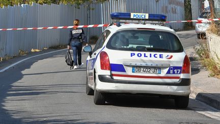 Une policière sur une scène de crime dans le quartier de La Castellane à Marseille. Photo d'illustration. (BERTRAND LANGLOIS / AFP)