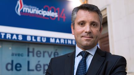 Avec 34,4% des voix, le candidat FN &agrave; Carpentras (Vaucluse), Herv&eacute; de L&eacute;pinau, sera oppos&eacute; aux candidats PS et UMP lors d'une triangulaire au second tour. (BERTRAND LANGLOIS / AFP)