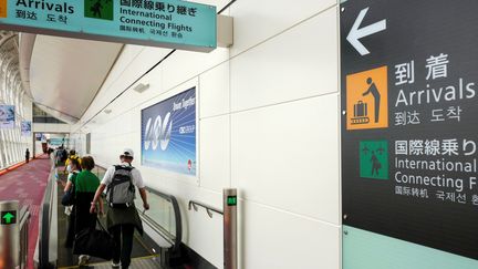 Des passagers arrivent à l'aéroport de Tokyo, le 1er juin 2022. (KAZUHIRO NOGI / AFP)