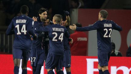Les joueurs parisiens se congratulent apr&egrave;s l'unique but du match face &agrave; Lille, le 27 janvier 2013. (GONZALO FUENTES / AFP)