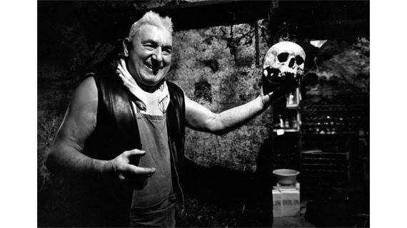 "Jean Settour dans sa cave", les Halles, 1979. (ROBERT DOISNEAU)