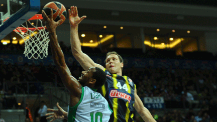 Le Nanterrien David Lighty attaque Bojan Bogdanovic