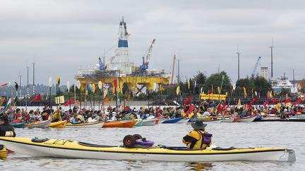 Des centaines de kayaks manifestent contre une plateforme pétrolière aux Etats-Unis