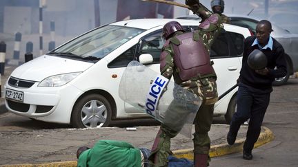 Le 16 mai, un policier anti émeute frappe violemment un manifestant. La photo fait le tour du monde. (Ben Curtis/AP/SIPA)