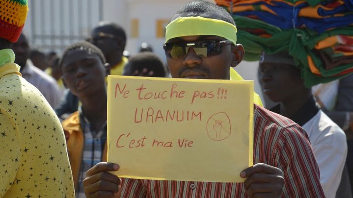 Un manifestant, le 6 février 2014 à Niamey (Niger), alors que le gouvernement nigérien et le géant nucléaire français Areva sont engagés dans des pourparlers sur l'extraction de l'uranium dans le pays. (BOUREIMA HAMA / AFP)