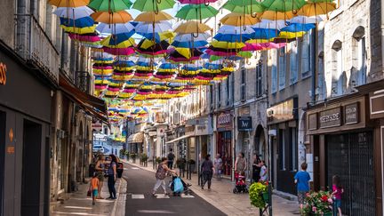 Le&nbsp;centre-ville de Vesoul, et des commerces franchisés. (JEAN-FRANÇOIS FERNANDEZ / RADIO FRANCE)