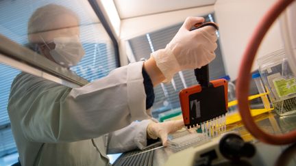 Un essai clinique du traitement Xav-19 en préparation, au laboratoire de Xenothera, à Nantes, le 25 janvier 2021. (LOIC VENANCE / AFP)