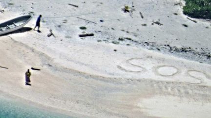 Deux naufragés repérés par un avion de l'US Navy sur une île déserte de Micronésie, le 25 août 2016.&nbsp; (US NAVY)