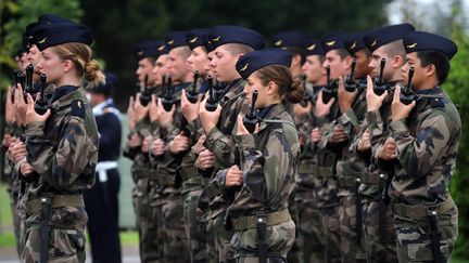 La présentation au drapeau de jeunes réservistes à Uchacq-et-Parentis (Landes). (LE LIEVRE NICOLAS / MAXPPP)