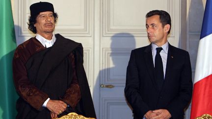 Mouammar Kadhafi et Nicolas Sarkozy, le 10 décembre 2007, à l'Elysée. (REUTERS)