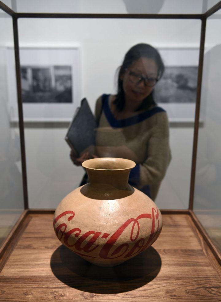 "Vase Coca-Cola" d'Ai Weiwei, exposé à Barcelone, 3 novembre 2011
 (Lluis Gene / AFP)