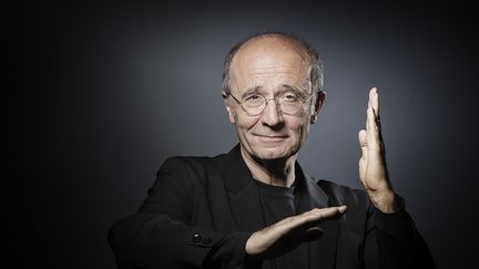 Le dessinateur Philippe Geluck est le propriétaire du chat le plus&nbsp;connu&nbsp;du monde de la bande-dessinée, lors d'une séance photo le 11 septembre 2017.&nbsp; (JOEL SAGET / AFP)