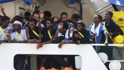 Le navire "Aquarius" accoste dans le port de Malte, le 15 août 2018, avec 141 demandeurs d'asile à bord. (MATTHEW MIRABELLI / AFP)