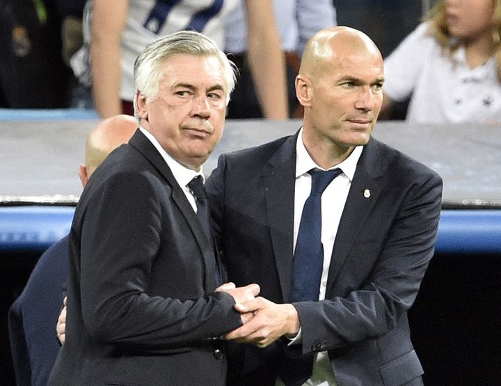 Carlo Ancelotti et Zinédine Zidane lors des quarts de finale de la Ligue des champions entre le Bayern Munich et le Real Madrid, le 18 avril 2017. (GERARD JULIEN / AFP)