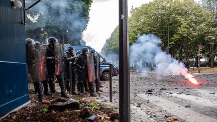 Des policiers font face aux manifestants sur l'esplanade des Invalides,&nbsp;lors de la manifestation des personnels soignants du 16 juin 2020 (illustration). (CHRISTOPHE MORIN / MAXPPP)