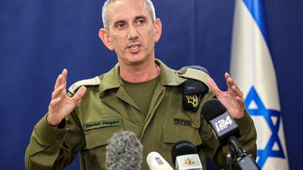 Israeli army spokesperson Daniel Hagari speaks during a press conference in Tel Aviv, October 18, 2023. (GIL COHEN-MAGEN / AFP)