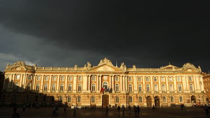 Un ciel orageux au dessus du Capitole, à Toulouse (Haute-Garonne), le 26 juillet 2006. (MAXPPP)