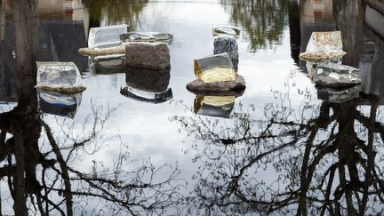 Elles accueillent le visiteur dès l'entrée du Domaine. Et la balade dans les arts peut commencer. 7 sculptures qui disent "L'Esprit de la Pierre" du slovaque Vladimir Zbynovsky. Le verre et la pierre liés dans le miroir d’eau. Les reflets changeants racontent fragilité et force du monde au travers le voyage de la lumiere. Inspirant (ERIC SANDER)