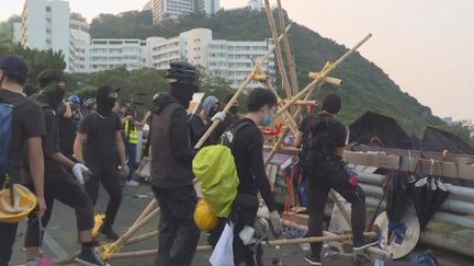 Regain de tensions à Hong Kong.&nbsp; Le territoire connait depuis début juin des manifestations&nbsp; quasi quotidiennes&nbsp; pour dénoncer l’ingérence jugée grandissante de Pékin et exiger des réformes démocratiques.&nbsp;Ces derniers jours, la fracture se creuse avec l’intensification des affrontements entre police et manifestants.&nbsp; (France 24)