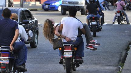 L'ancienne miss Venezuela&nbsp;Genesis Carmona est &eacute;vacu&eacute;e sur une moto apr&egrave;s avoir &eacute;t&eacute; touch&eacute;e par balle &agrave; la t&ecirc;te lors d'une manifestation anti-gouvernementale &agrave; Valencia (Venezuela), le 18 f&eacute;vrier 2014. La jeune femme de 22 ans est finalement d&eacute;c&eacute;d&eacute;e &agrave; l'h&ocirc;pital. (REUTERS)