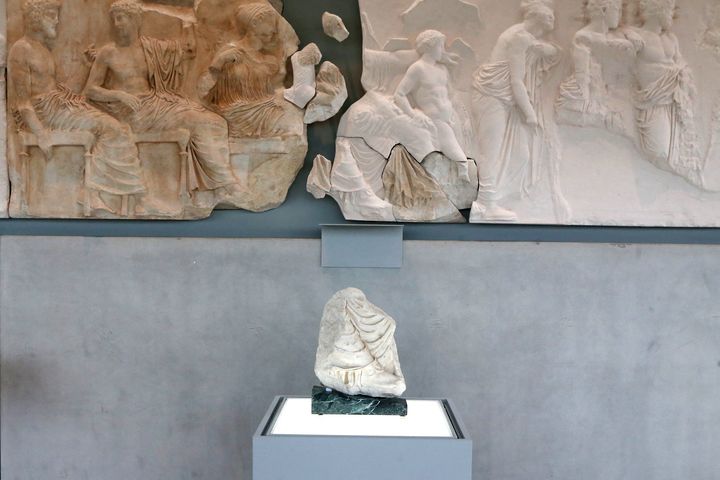 Un fragment de la frise en marbre&nbsp;du Parthénon qui représente un pied d'Artémis.&nbsp;L'Italie, qui l'avait en sa possession, le prête à Athènes&nbsp;pour qu'il soit exposé au musée de l'Acropole. &nbsp; (PANAYOTIS TZAMAROS / NURPHOTO)