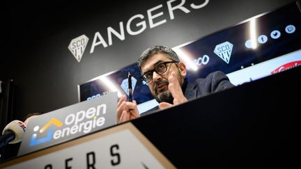 Mohamed Sifaoui, directeur de la communication du SCO d'Angers, mercredi 4 janvier lors d'une conférence de presse après des perquisitions au siège du club. (LOIC VENANCE / AFP)