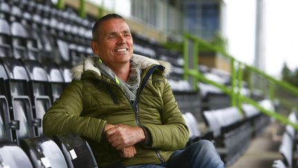 Dale Vince, président des Forest Green Rovers, dans le stade de Nailsworth (Grande Bretagne),&nbsp; le 8 août 2017. (GEOFF CADDICK / AFP)