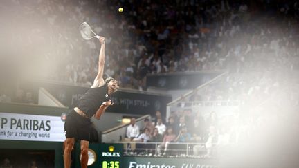 Alexander Zverev, le gladiateur. L'Allemand s'arrache pour claquer un service lors de sa demi-finale contre Rafael Nadal, d'une intensité rare. Avant une vilaine chute, et que tout ne s'écroule... (YOAN VALAT / MAXPPP)