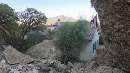 Deux personnes ont été blessées à la suite de l’effondrement d’un rocher sur le village des Mées (Alpes-de-Haute-Provence). Les habitants craignent une&nbsp;nouvelle&nbsp;catastrophe.&nbsp; (france 2)