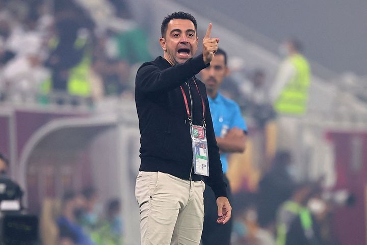 Xavi s'adresse à ses joueurs lors de la finale de coupe entre Al-Sadd et Al-Rayyan le 22 octobre 2021, au stade Al-Thumama à Doha, au Qatar. (KARIM JAAFAR / AFP)