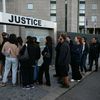 L'entrée du palais de justice d'Avignon (Vaucluse), le 23 octobre 2024. (CHRISTOPHE SIMON / AFP)