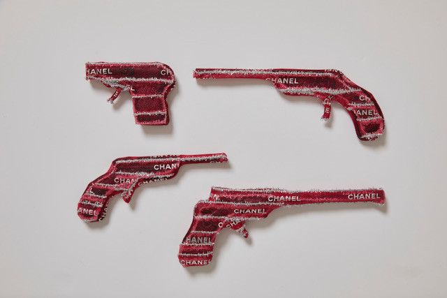 Exposition&nbsp;Nochapiq "Road Trip"&nbsp;à la galerie Joyce à Paris : des&nbsp;revolvers enrubannés (Nochapiq)