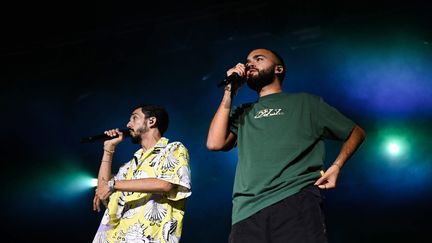 Les rappeurs Bigflo et Oli en concert grauit au stade Bouloumi&nbsp;à Vittel, le 2 juillet 2022.&nbsp; (LEA DIDIER / MAXPPP)