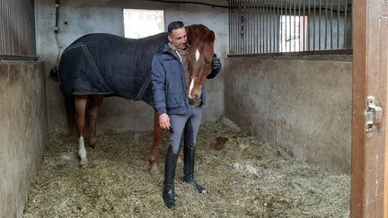 Alexandre Ayache et son cheval Zo What, dans leur écurie près de Lantosque (Alpes-Maritimes), en février 2021. (ALAIN GASTAL / RADIO FRANCE)