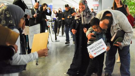 Un père de famille yéménite et son fils de retour à San Francisco, le 5 février, après avoir été bloqués par le décret signé par Donald Trump (KATE MUNSCH / REUTERS)