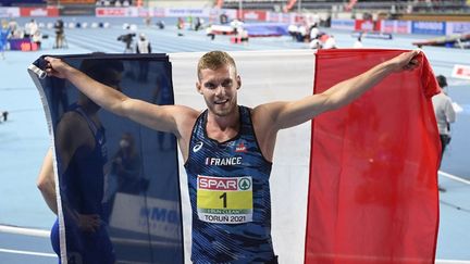 Kévin Mayer célèbre sa médaille d'or aux championnats d'Europe Indoor à Torun, le 7 mars 2021. (JEAN-MARIE HERVIO / KMSP)