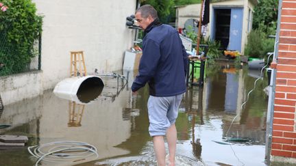 Un habitant constate les dégâts causés par les intempéries à Beauvais (Oise), le 23 juin 2021. (MAXPPP)