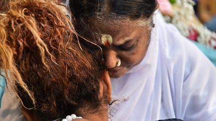 Mata Amritanandamayi Devi Amma, enlace ceux qui le veulent bien. À Paris le 26 octobre 2016. (CHRISTOPHE ARCHAMBAULT / AFP)