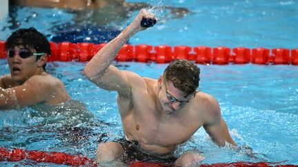 Léon Marchand peut savourer : deux heures après son titre sur le 200 mètres papillon, le nageur français a remporté l'or sur le 200 mètres brasse, mercredi 31 juillet 2024. Un doublé inédit dans l'histoire de la natation aux Jeux olympiques. (SEBASTIEN BOZON / AFP)