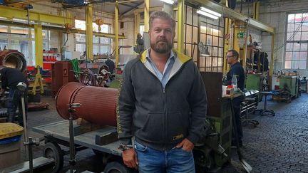 Mathis Menzel dans son entreprise, spécialisée dans la fabrication de moteurs&nbsp;électriques, à Berlin.&nbsp; (SEBASTIEN BAER / RADIO FRANCE)