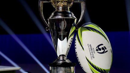 Le trophée et le ballon de la Coupe du monde féminine de rugby 2021 reporté à l'automne 2022. (MICHAEL BRADLEY / AFP)