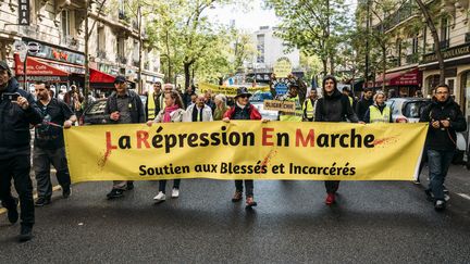 Des manifestants expriment leur soutien envers les "gilets jaunes" blessés, lors du 24e samedi de mobilisation des "gilets jaunes", le 27 avril 2019 à Paris.&nbsp; (JONATHAN PHILIPPE LEVY / HANS LUCAS / AFP)