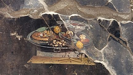 Une peinture pompéienne vieille de 2 000 ans, a été découverte sur une fresque dans le parc archéologique de Pompéi, le 25 juin 2023. (HANDOUT / PARCO ARCHEOLOGICO DI POMPEI PRESS OFFICE / AFP)