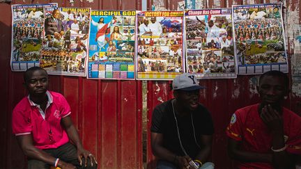 Des panneaux publicitaires vantent les bienfaits des diverses églises présentes dans le pays. (FRANCIS KOKOROKO/REUTERS)