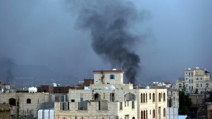 La fum&eacute;e s'&eacute;chappe au-dessus de la mosqu&eacute;e d'Al-Qouba al-Khadra, &agrave; Sanaa (Y&eacute;men), le 17 juin 2015. (MOHAMMED HAMOUD / ANADOLU AGENCY / AFP)