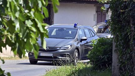 Une voiture de police stationnée devant le domicile de Michel Pialle, le 14 juin 2023. (J?R?ME FOUQUET / MAXPPP)